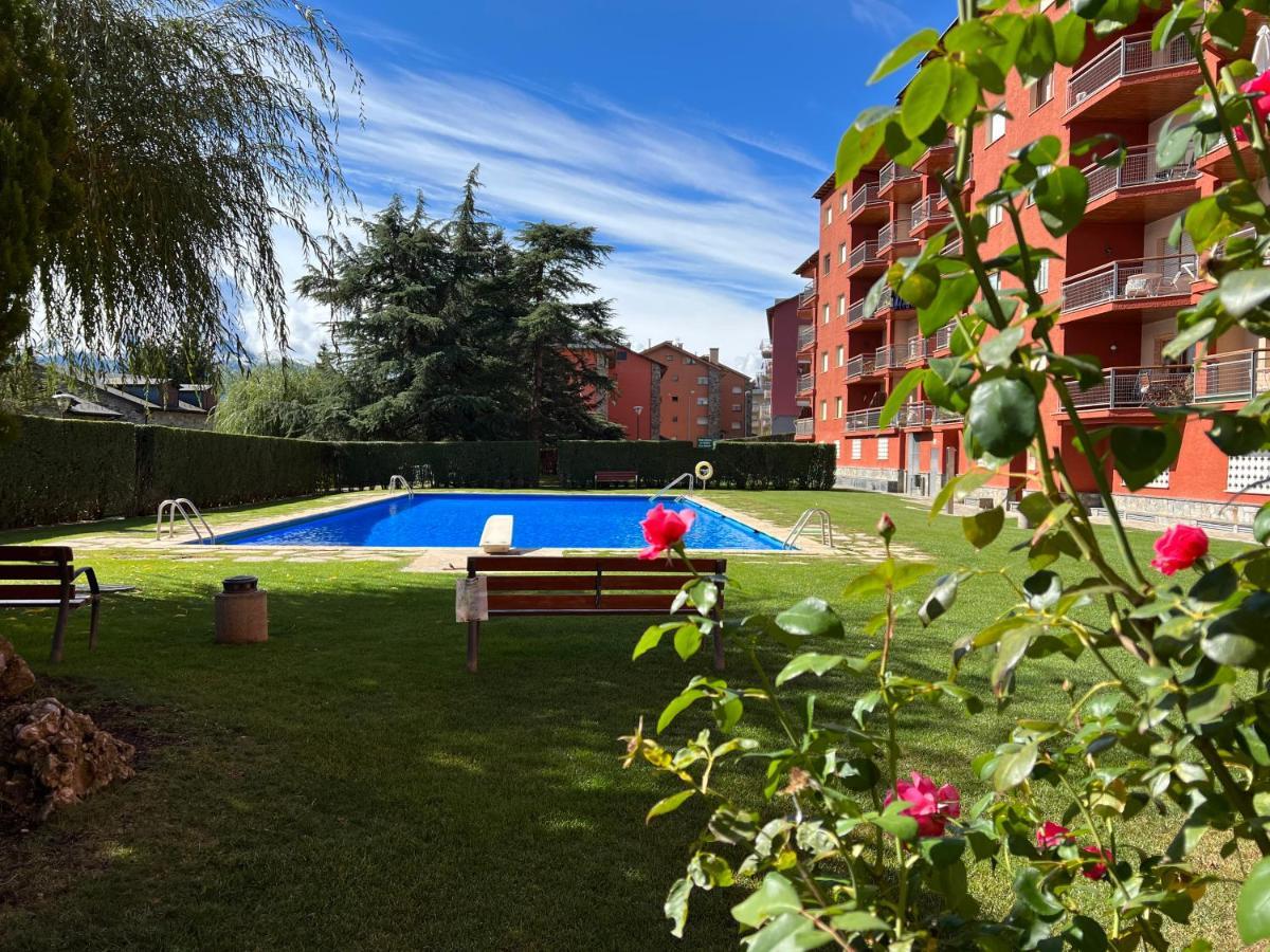 Piso Puigcerda Vistas Y Piscina Apartment Bagian luar foto